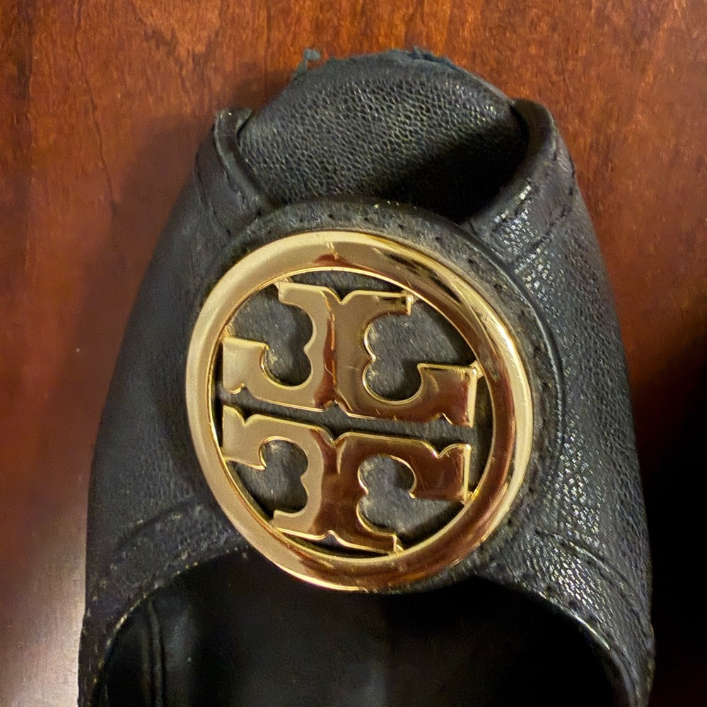Tory Burch Black Leather Peep-Toe Pumps with Gold Logo Medallion - Picture 3 of 3